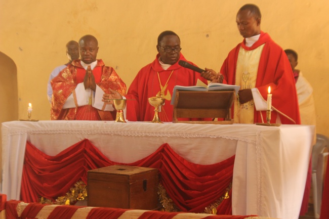 Bishop Kukah confirms 213, commissions 64 lectors.