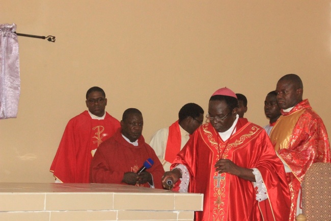 Bishop Matthew Kukah anoints the altar